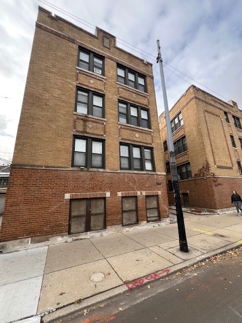 4224 North Clark Street, Unit 3 Chicago, IL 60613 - Photo 2 of 15 a front view of a building with street