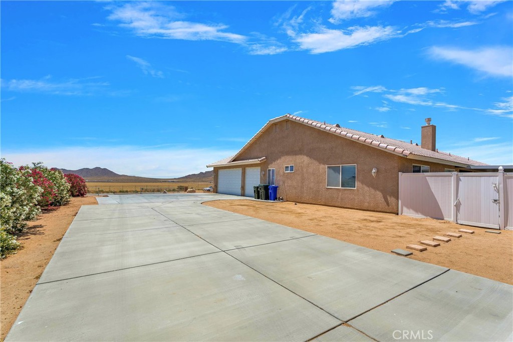 17367 Central Road Apple Valley, CA 92307 - Photo 10 of 61 a front view of a house with a yard