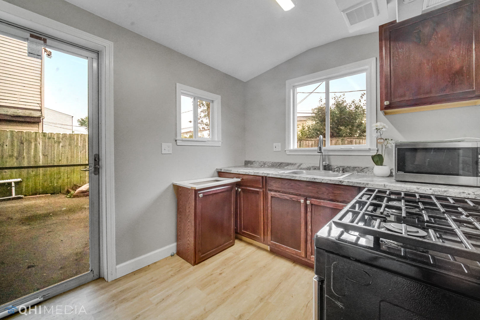 9280 Dee Road Des Plaines, IL 60016 - Photo 8 of 24 Gallery Image 8
