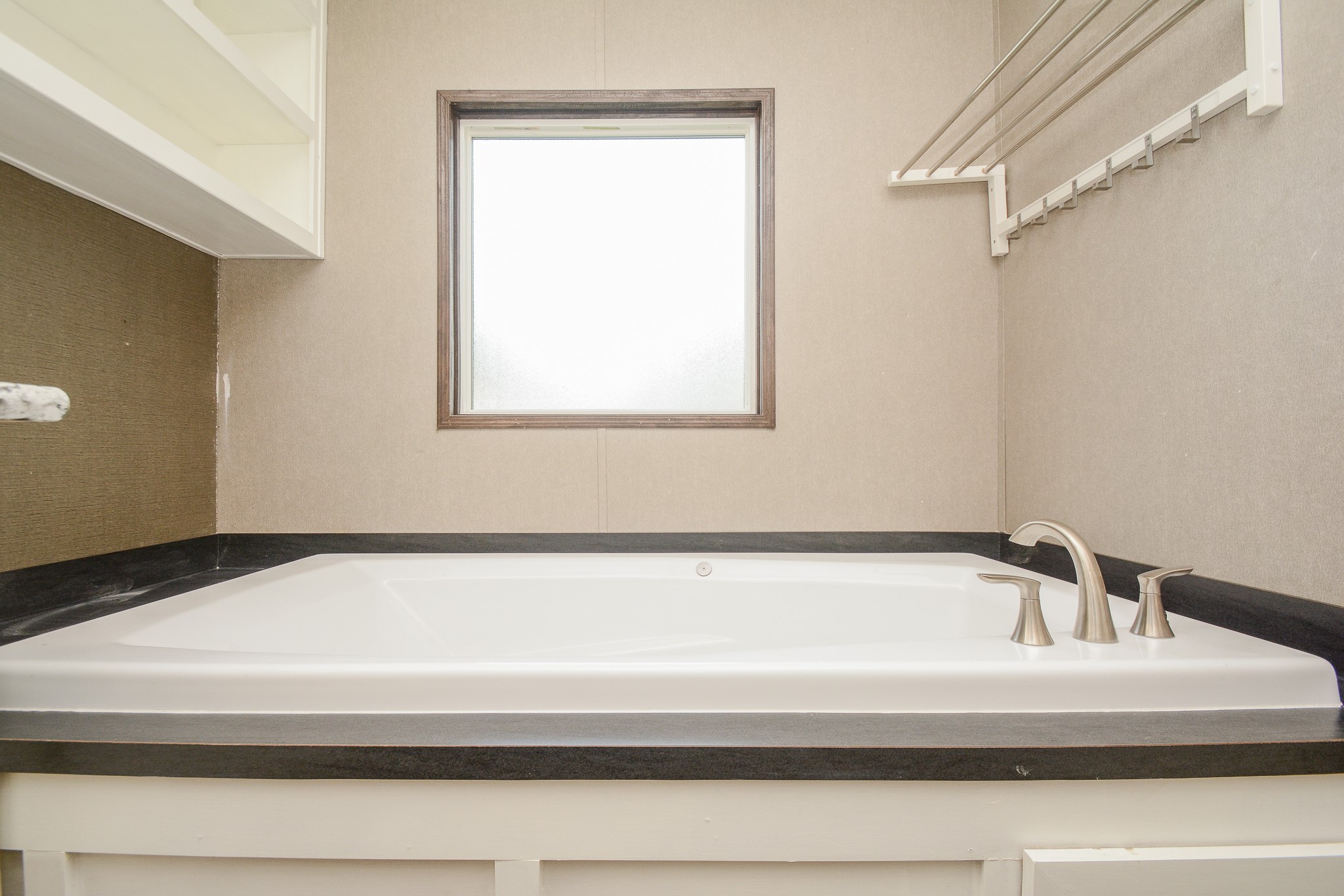 3610 Alice Street Fresno, TX 77545 - Photo 13 of 26 a bathroom with a bathtub