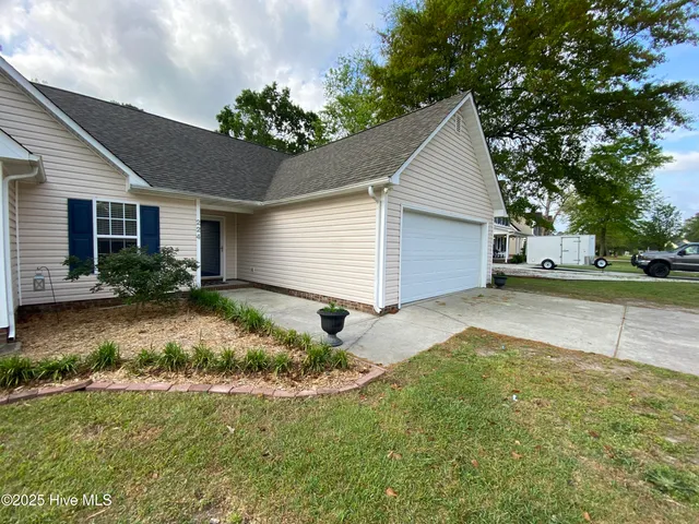 $1,900 | 224 English Walnut Drive, Richlands, NC 28574