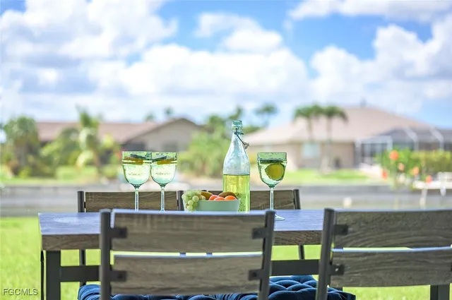 a view of sitting area with furniture