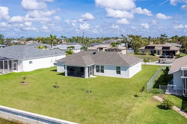 a view of a big room with a big yard
