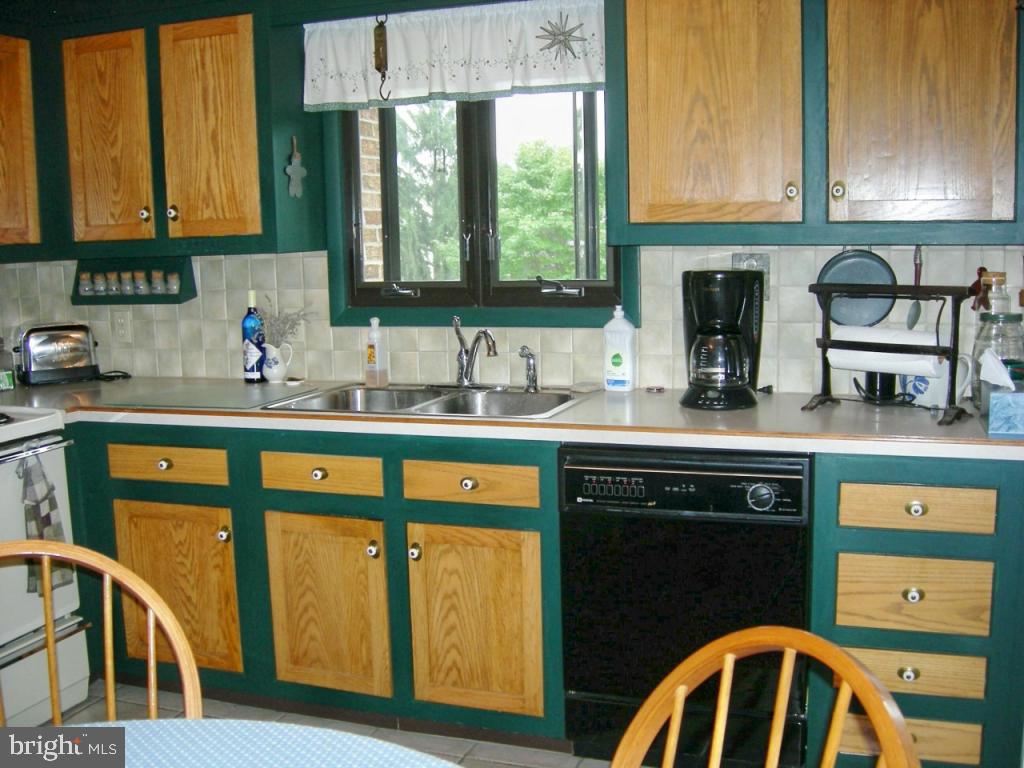 12 Karen Court Lititz, PA 17543 - Photo 5 of 16 Gallery Image 5