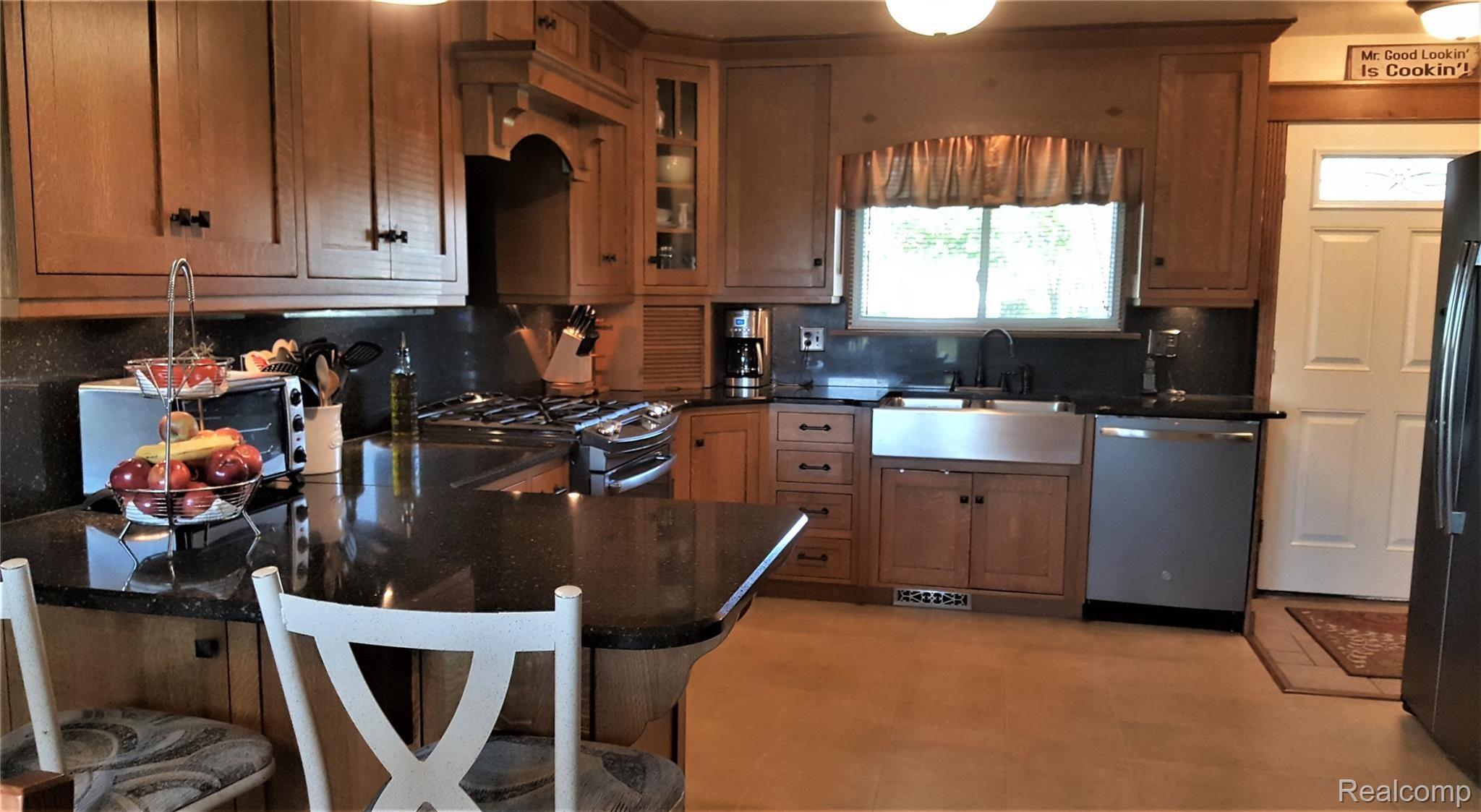8773 US Turnpike Road Newport, MI 48166 - Photo 15 of 32 Large country kitchen.