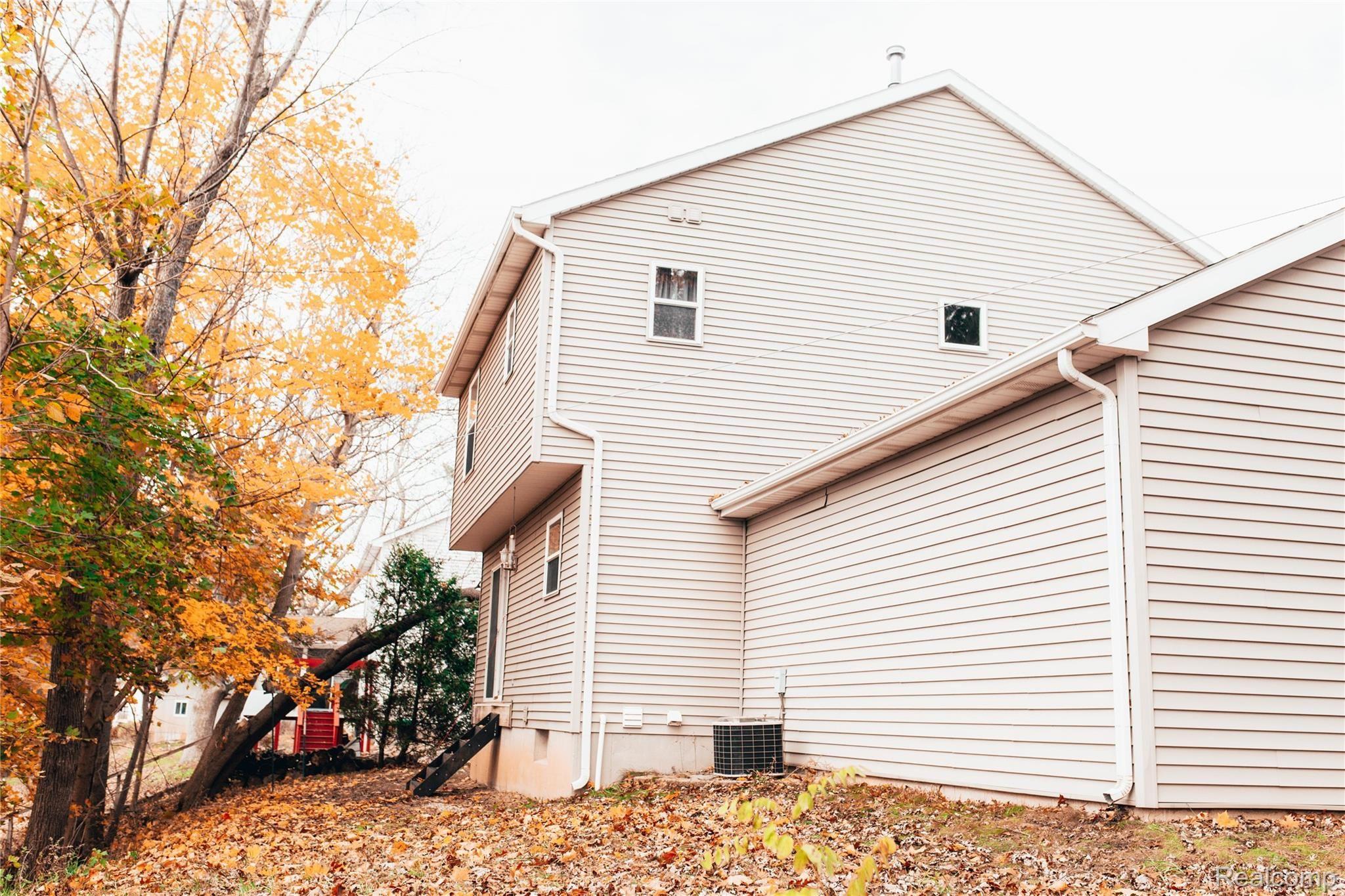 1604 Faussett Road Howell, MI 48855 - Photo 4 of 31 FAUSSETT_rear.jpg