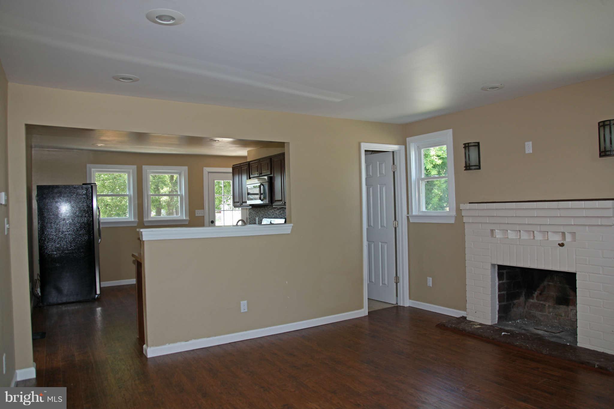 527 Cedar Hill Road Baltimore, MD 21225 - Photo 5 of 30 Living Room