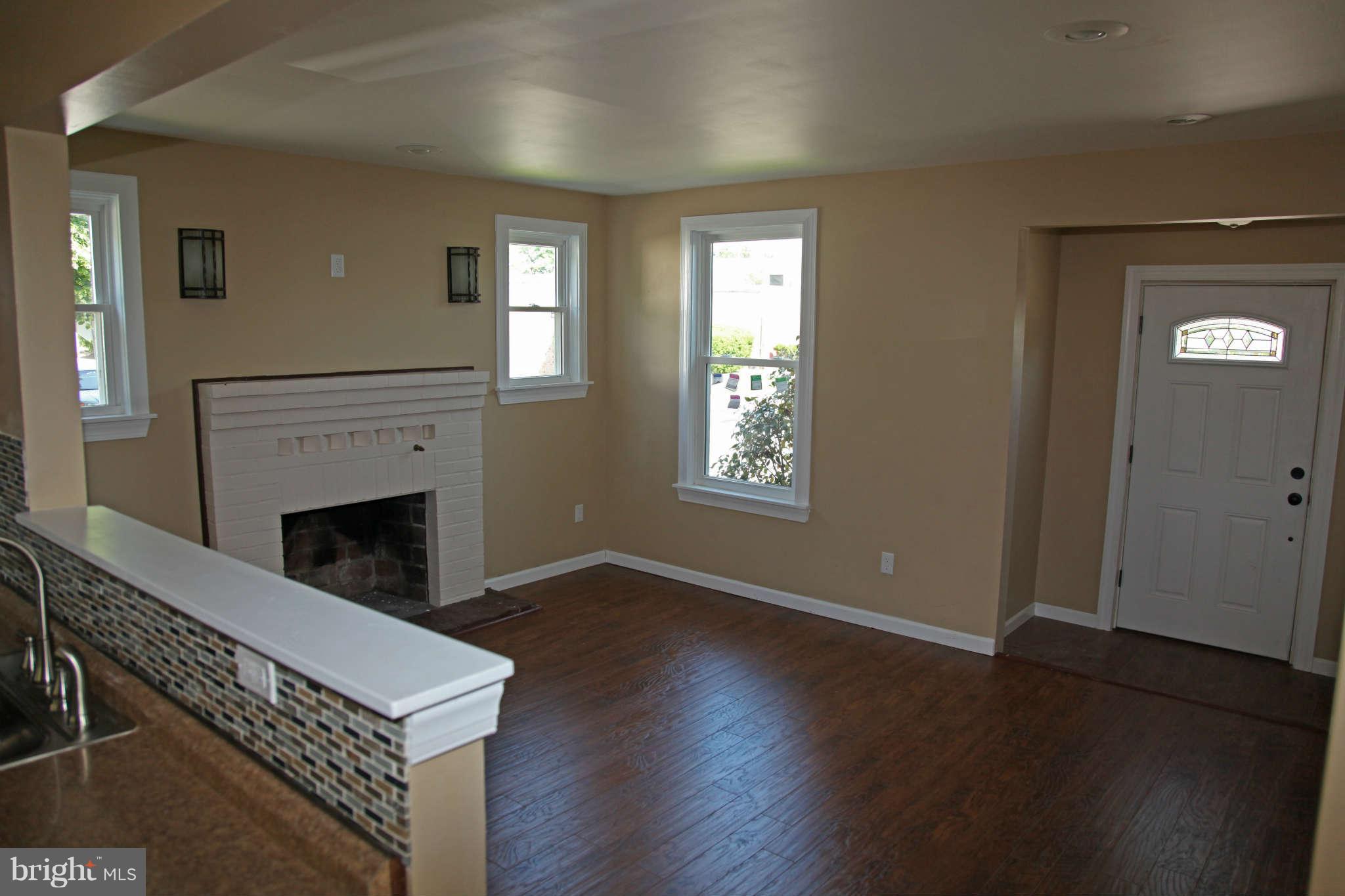 527 Cedar Hill Road Baltimore, MD 21225 - Photo 6 of 30 Living Room