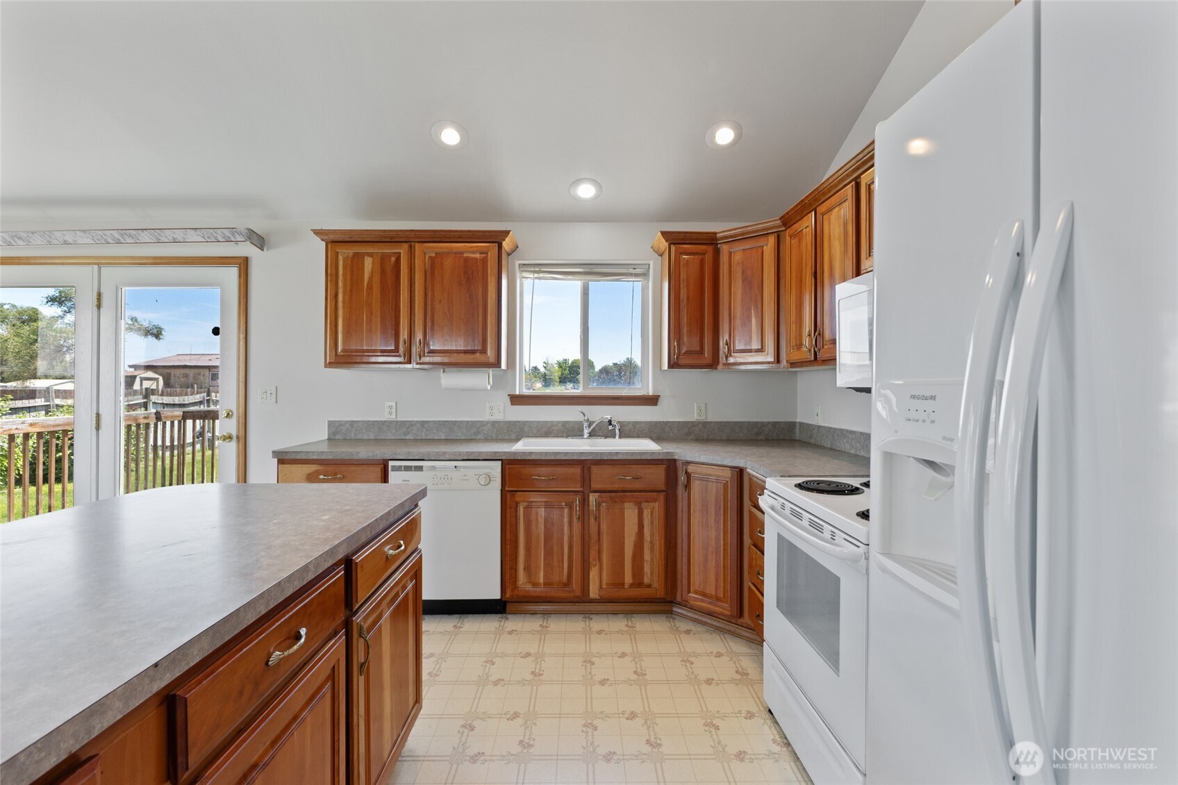 4913 Alma Road Northeast Moses Lake, WA 98837 - Photo 9 of 40 Gallery Image 9
