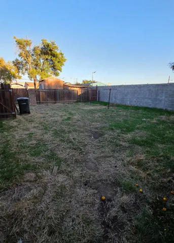 a view of a backyard