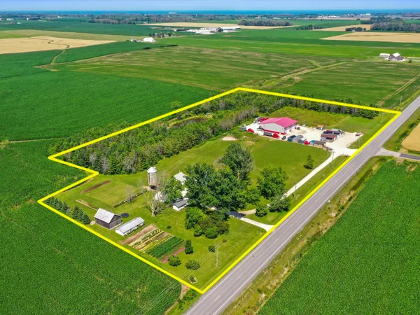 $685,000 | 3106 East County Hwy V, Mishicot, WI 54228