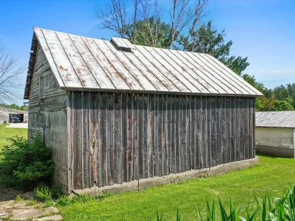 $685,000 | 3106 East County Hwy V, Mishicot, WI 54228