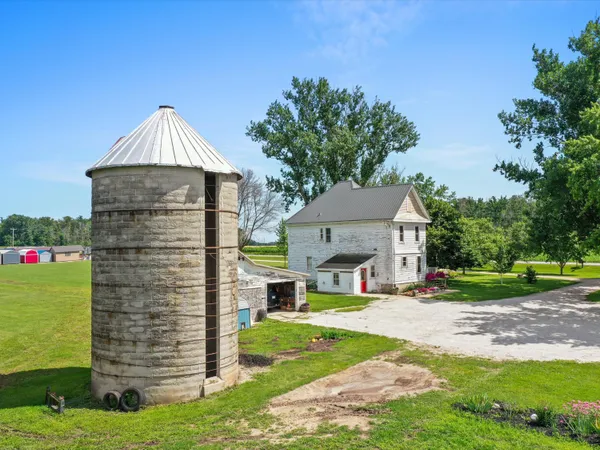 $685,000 | 3106 East County Hwy V, Mishicot, WI 54228