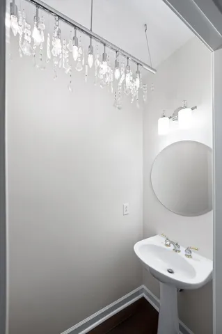 a view of a house with backyard and garden