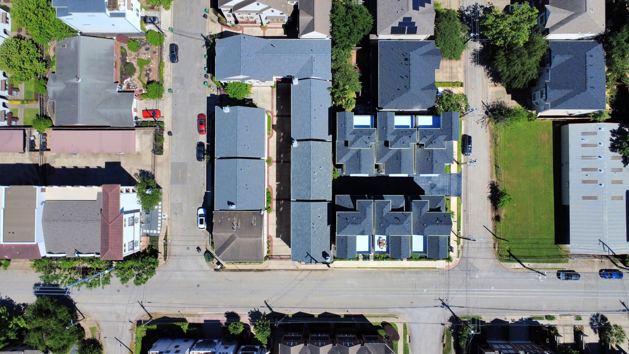 710 Jackson Hill Street Houston, TX 77007 - Photo 31 of 31 This aerial photo shows a neat, modern residential area with closely arranged townhouses. The neighborhood is well-organized with paved streets and some greenery. It's a compact, urban setting ideal for those seeking a community vibe with proximity to amenities.