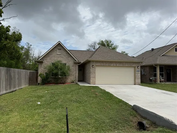 $2,200 | 4427 17th Street, Bacliff, TX 77518