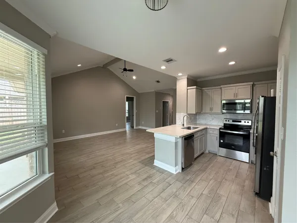 $2,200 | 4427 17th Street, Bacliff, TX 77518