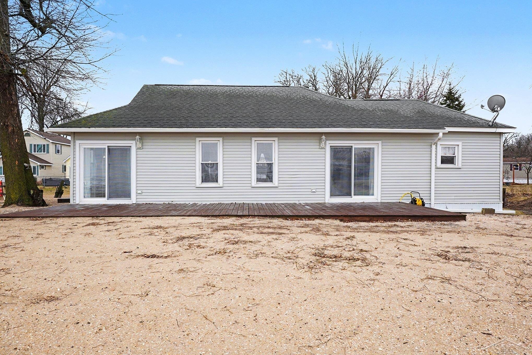 667 Bay Road Bay City, MI 48706 - Photo 3 of 24