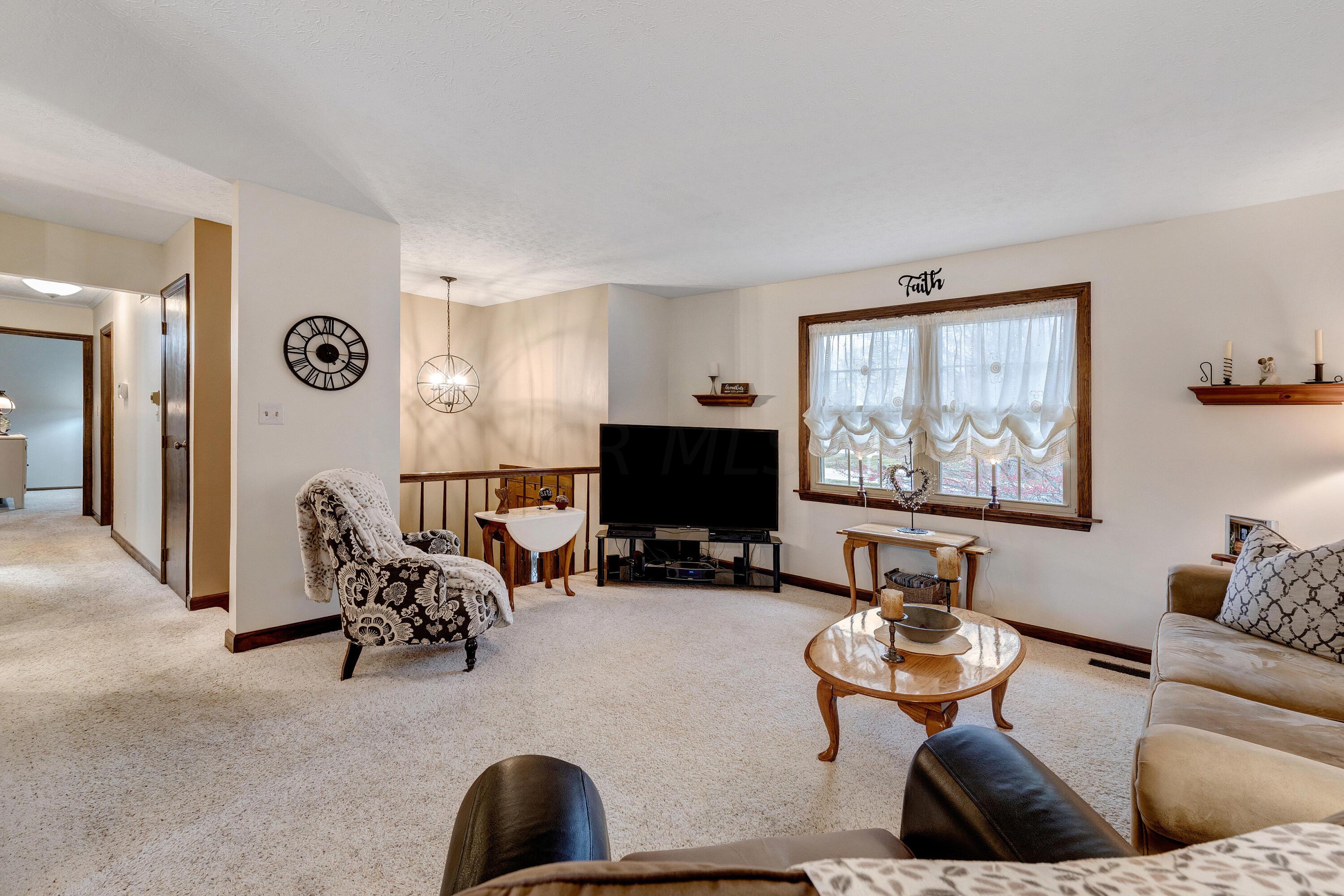 6186 Feder Road Columbus, OH 43228 - Photo 9 of 53 Living Room