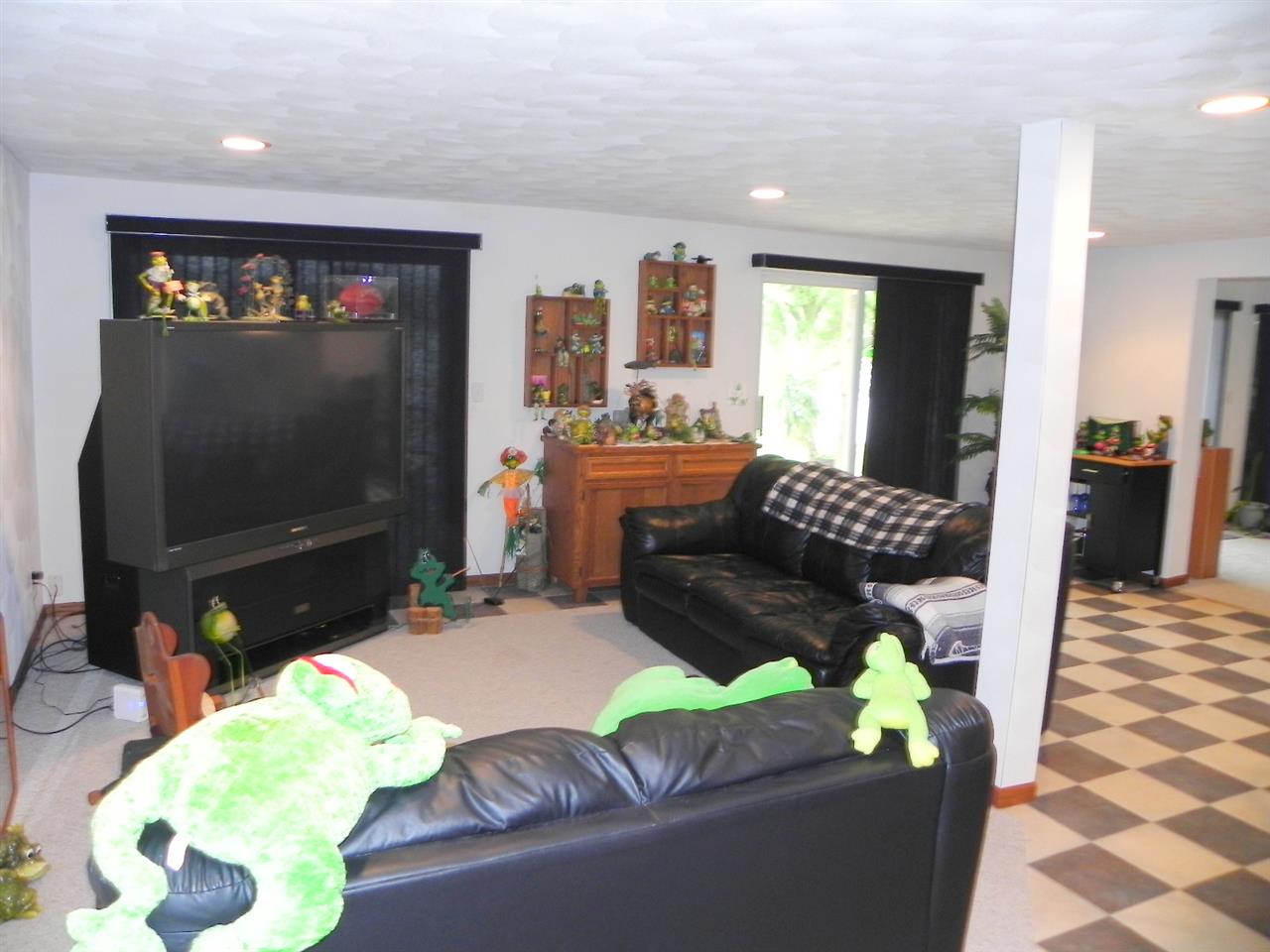 854 Breckenboro Road Lake Summerset, IL 61019 - Photo 17 of 24 a living room with furniture and a flat screen tv