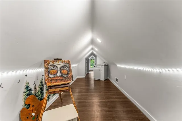 a view of livingroom with furniture