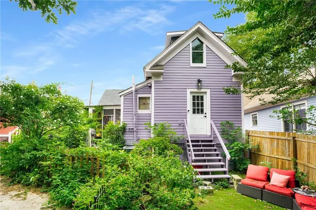 a view of a yard in front of house