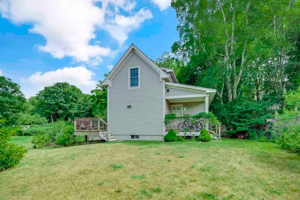 a view of a house with backyard and garden