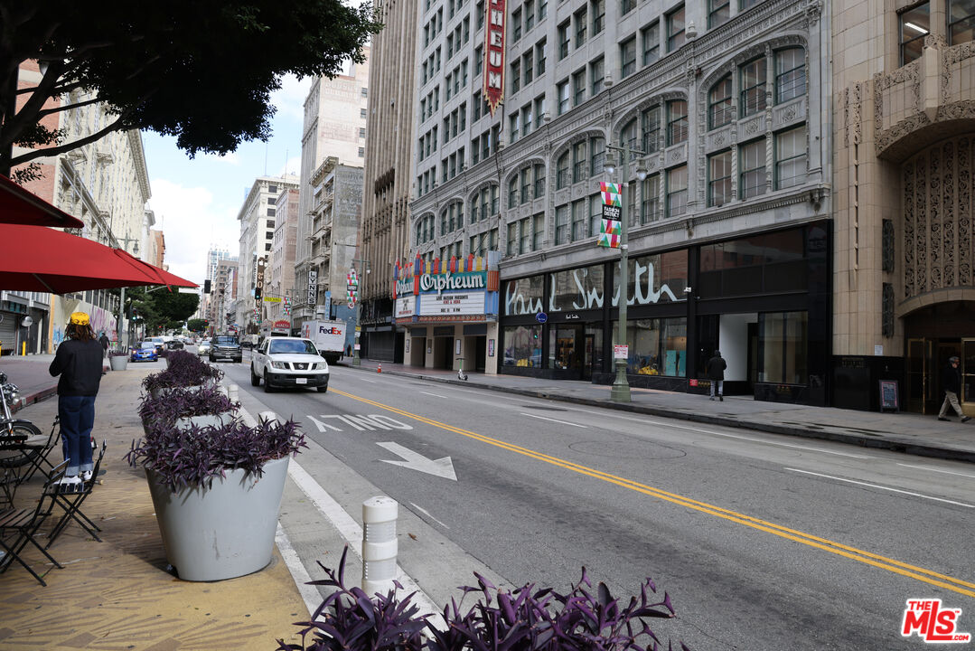 849 South Broadway, Unit 906 Los Angeles, CA 90014 - Photo 63 of 65 a view of a building with street view