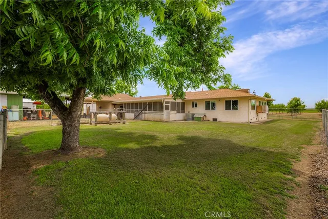 a en suite bathroom with a sink and a mirror