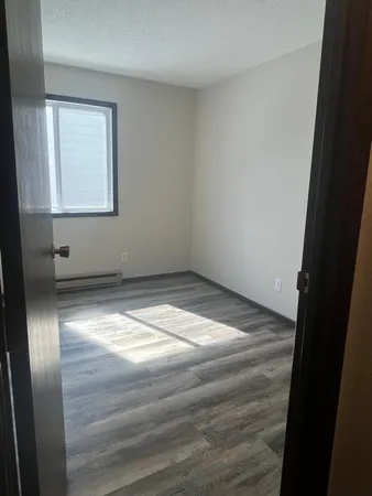 $925 | 301 West Bert Street, Unit 13, Lake Crystal, MN 56055