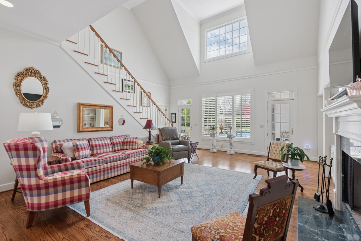 255 Lindsey Hollow Road Gallatin, TN 37066 - Photo 10 of 40 a living room with furniture and a potted plant
