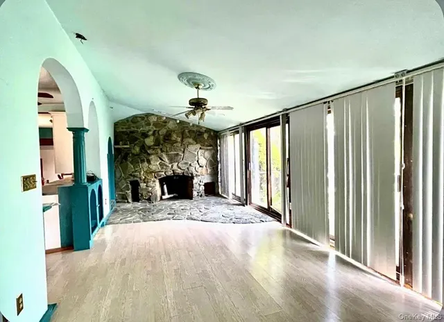 a view of an entryway with a livingroom