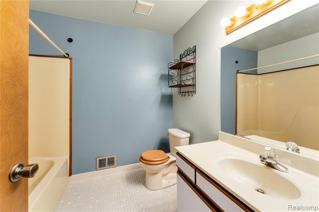 30459 South Gibraltar Road Gibraltar, MI 48173 - Photo 16 of 25