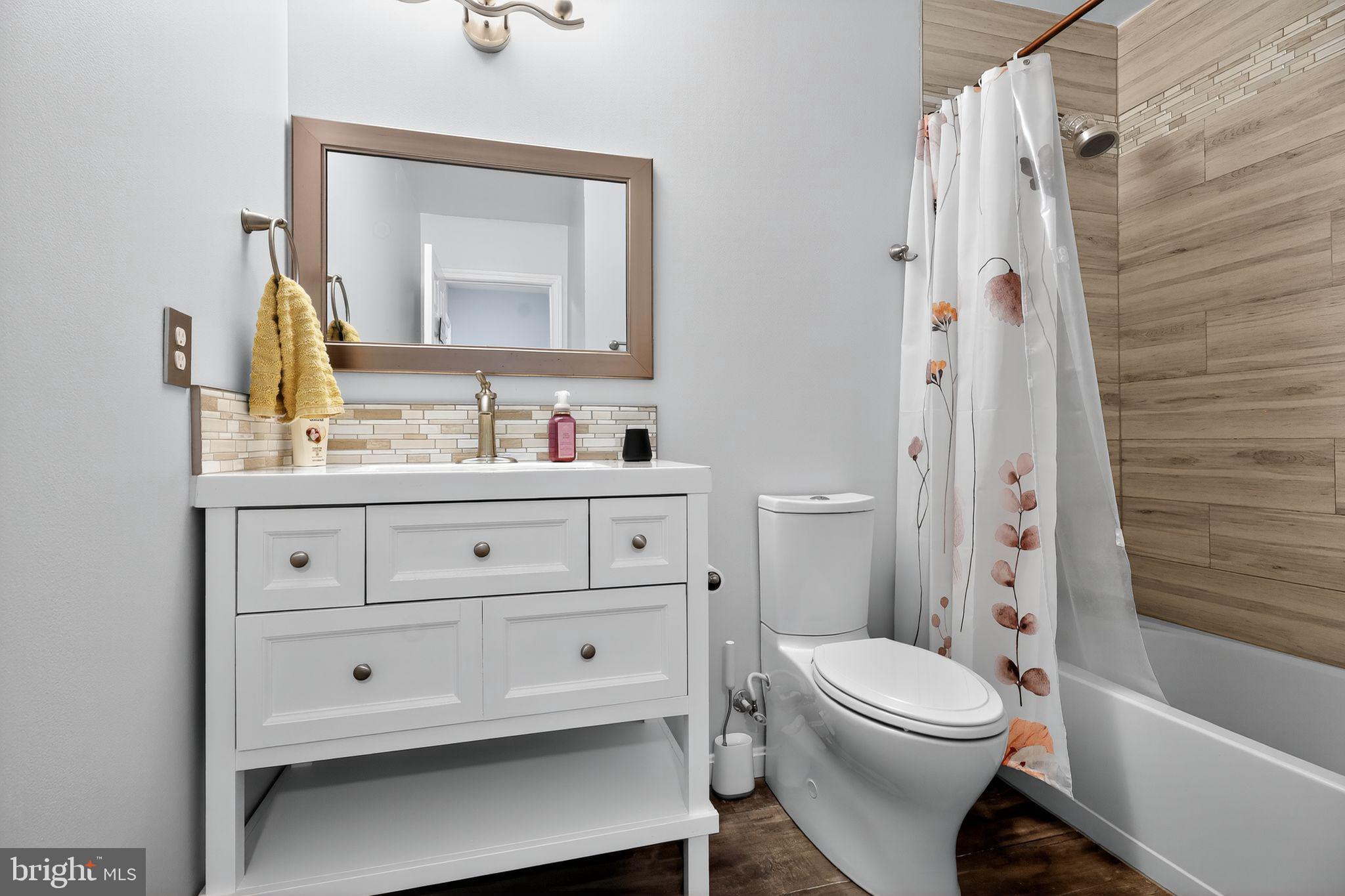 45481 Bluemont Junction Square Sterling, VA 20164 - Photo 12 of 30 a bathroom with a toilet a sink and a bathtub