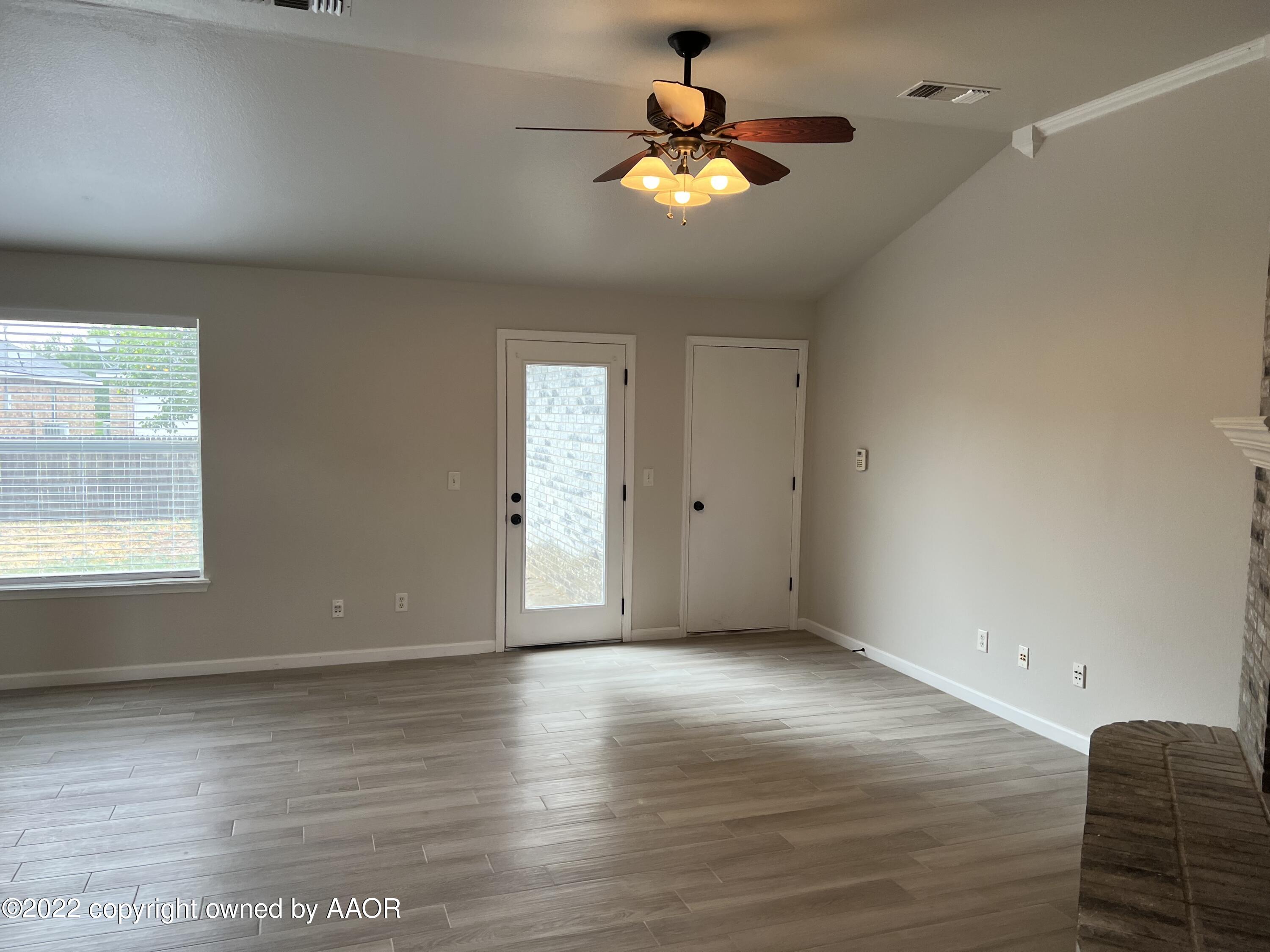 1008 Rushmore Drive Amarillo, TX 79110 - Photo 5 of 22 Living Room