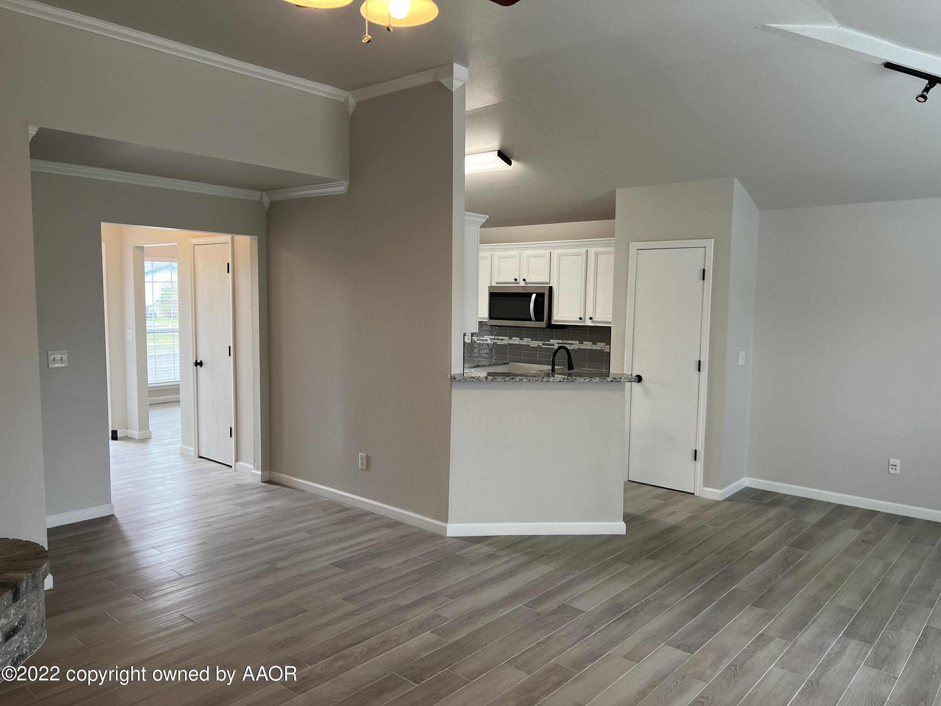 1008 Rushmore Drive Amarillo, TX 79110 - Photo 7 of 22 Living room looking at kitchen bar