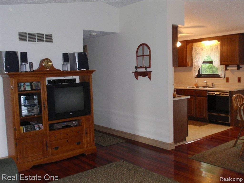 1425 Miller Road Lake Orion, MI 48362 - Photo 9 of 25 use, P5190963.JPG