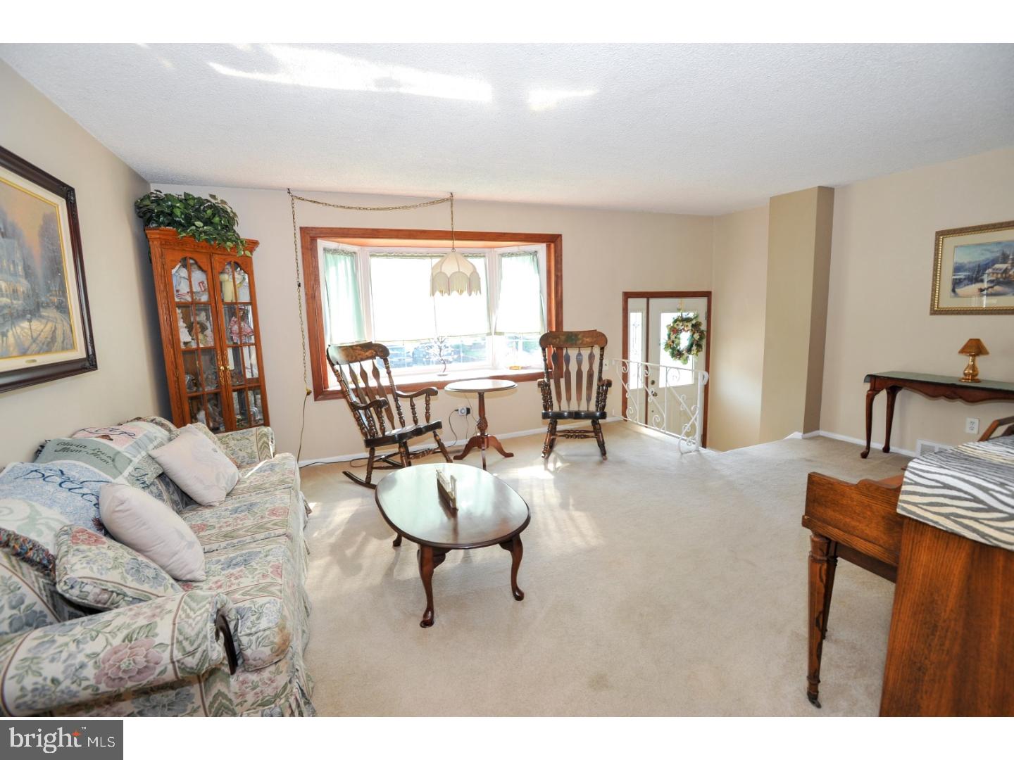 12512 Chilton Road Philadelphia, PA 19154 - Photo 3 of 24 Living Room