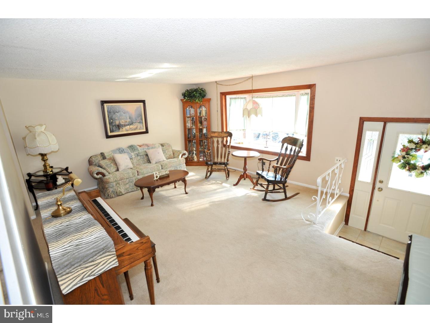 12512 Chilton Road Philadelphia, PA 19154 - Photo 4 of 24 Living Room