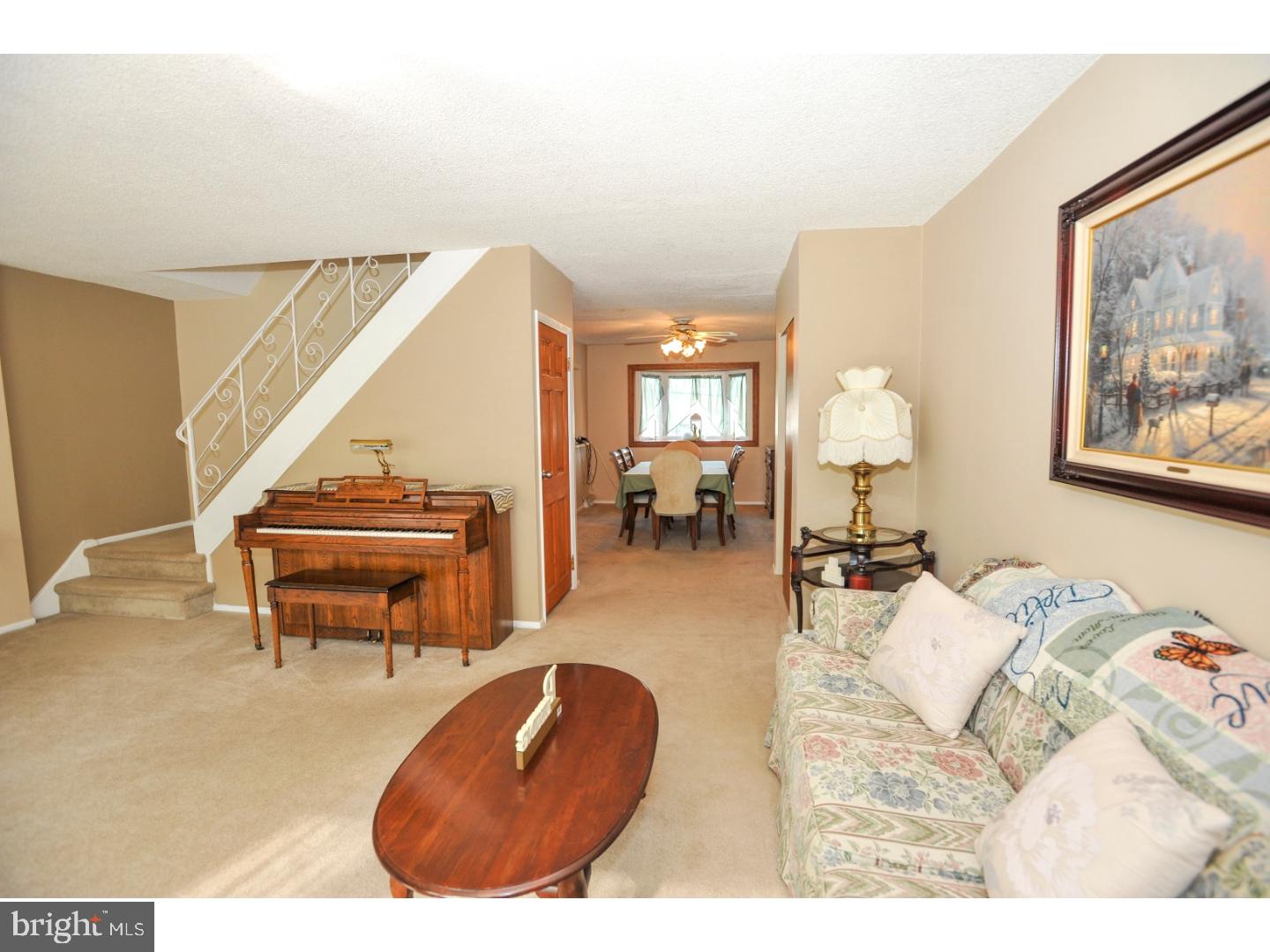 12512 Chilton Road Philadelphia, PA 19154 - Photo 5 of 24 Living Room