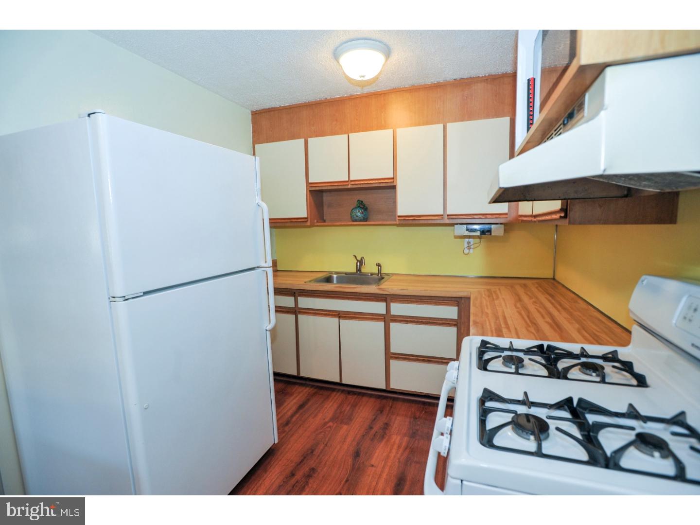 12512 Chilton Road Philadelphia, PA 19154 - Photo 7 of 24 Kitchen