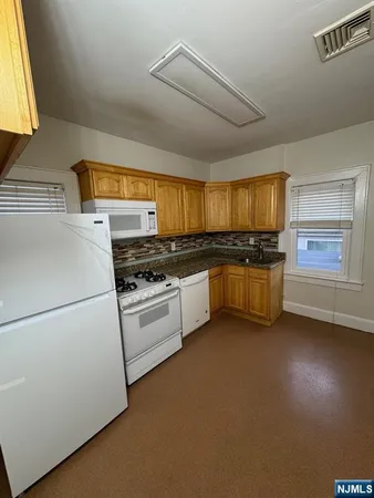 $1,850 | 365 Commercial Avenue, Unit 2, Cliffside Park, NJ 07010