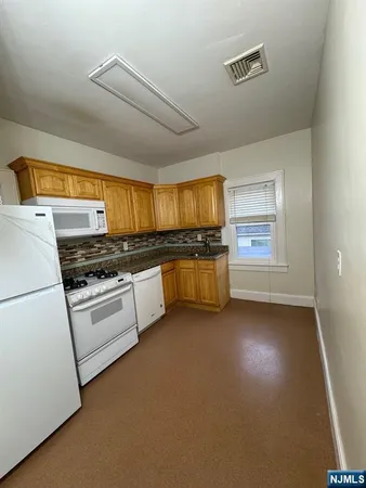 $1,850 | 365 Commercial Avenue, Unit 2, Cliffside Park, NJ 07010