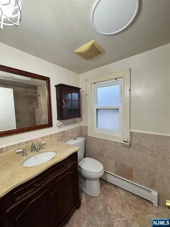 $1,850 | 365 Commercial Avenue, Unit 2, Cliffside Park, NJ 07010