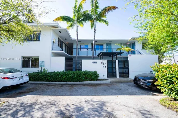 $2,000 | 2400 Northeast 26th Street, Unit 6, Fort Lauderdale, FL 33305