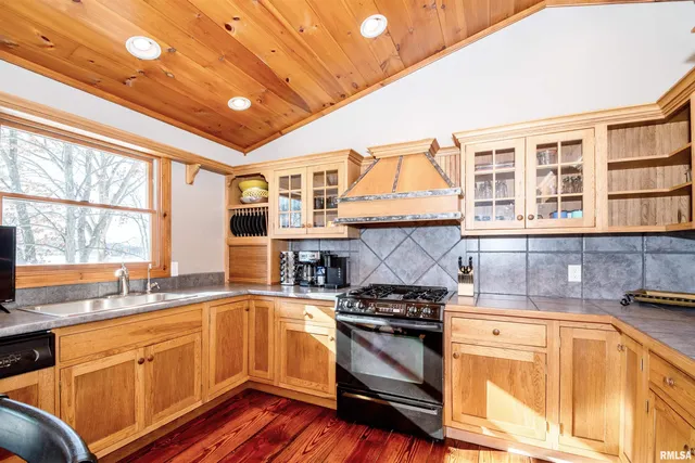 $850,000 | 110 Birch Court, Dahinda, IL 61428