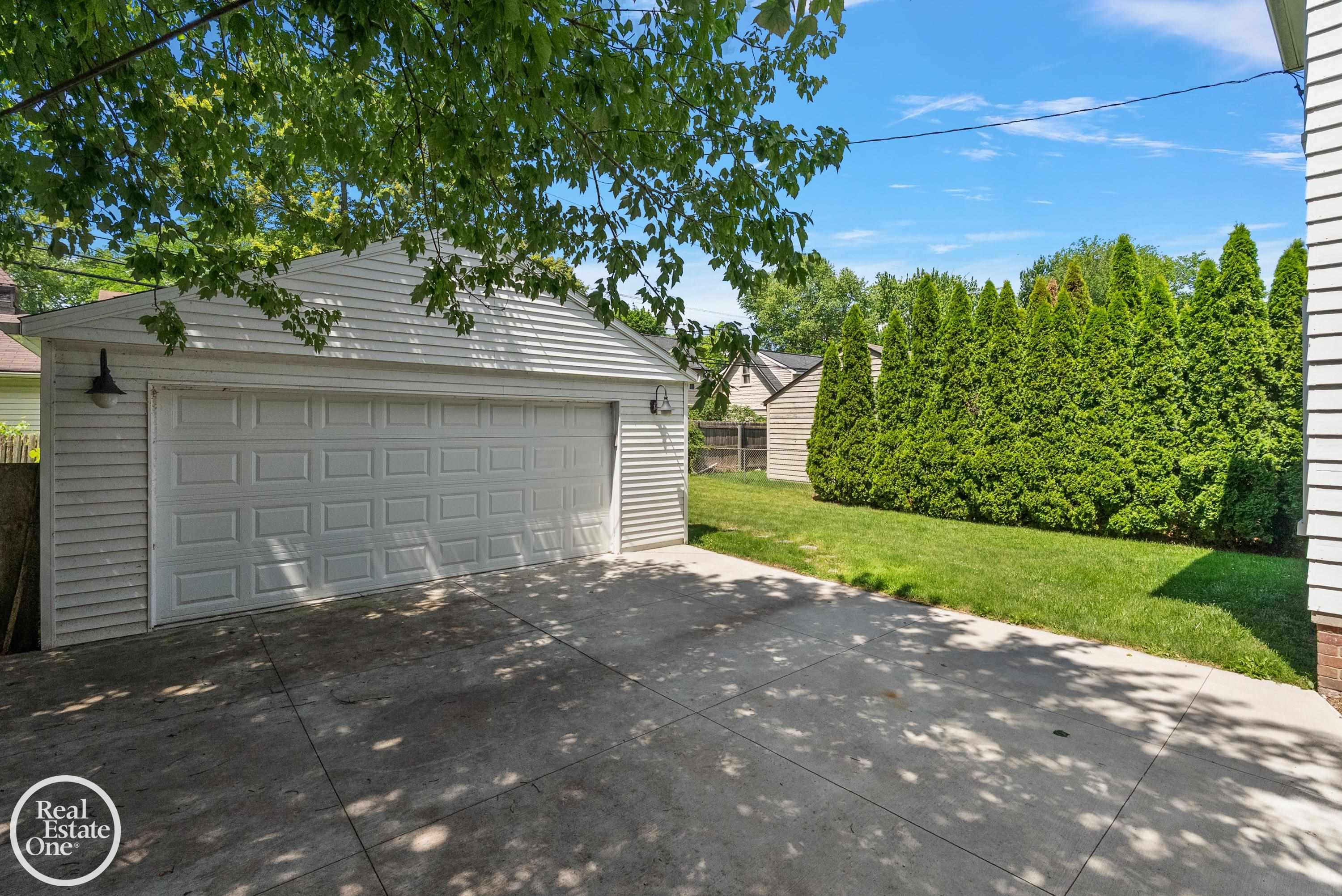 897 Rivard Boulevard Grosse Pointe, MI 48230 - Photo 9 of 42 50212858-404db193-edc6-4031-b8ff-83a25008f531.JPG