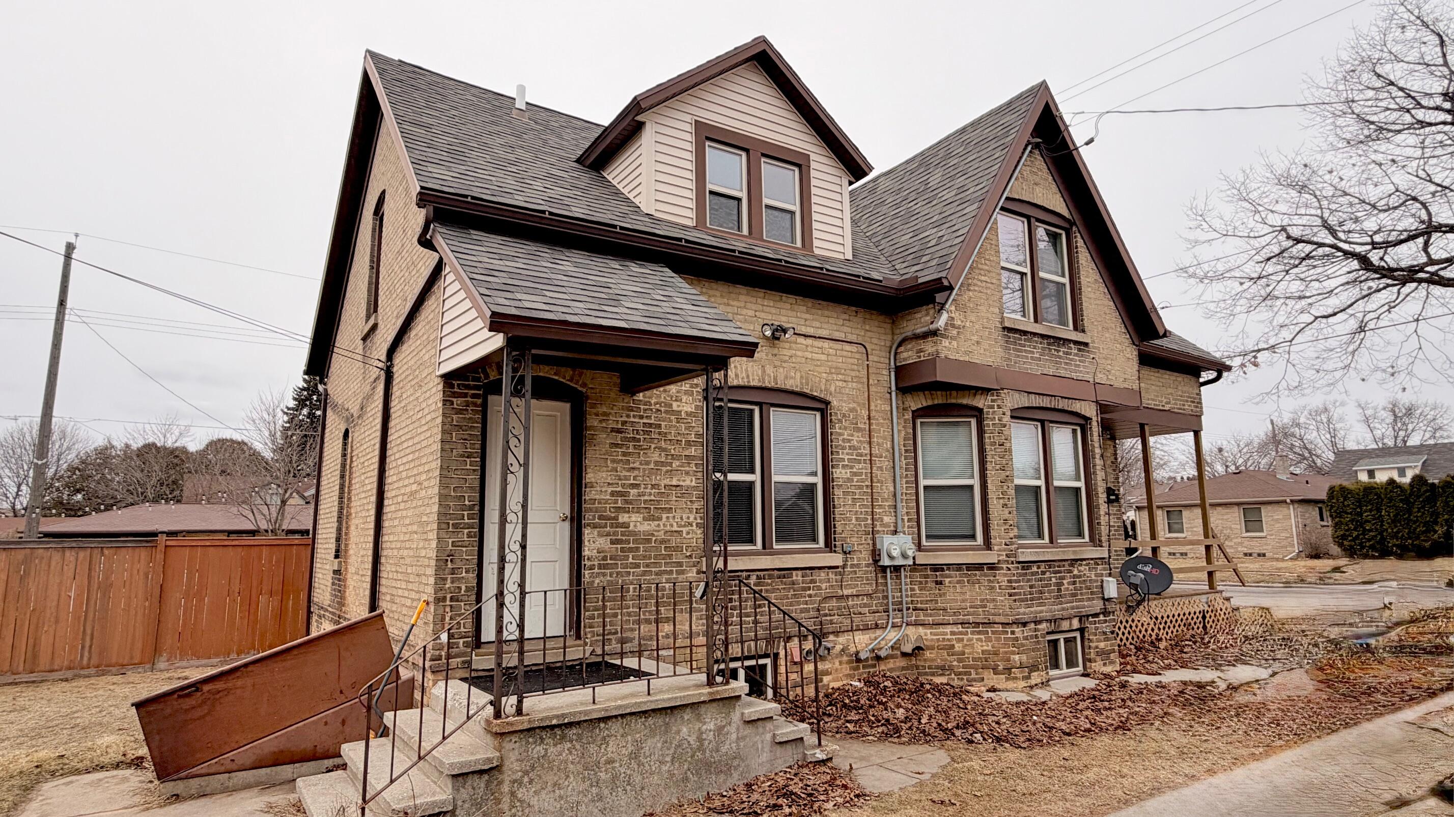 2011 Madison Street Manitowoc, WI 54220 - Photo 1 of 16 Main