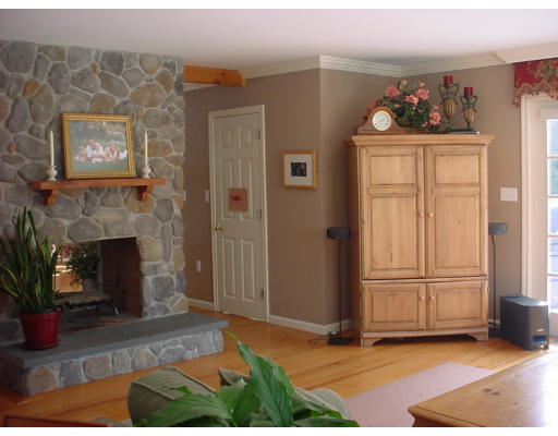 8 Hickory Lane Georgetown, MA 01833 - Photo 4 of 7