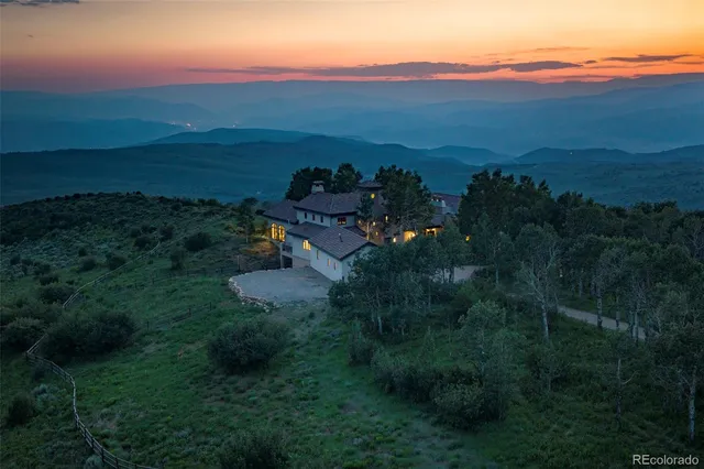 a view of a backyard with green space